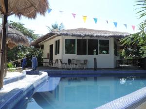 ein Haus mit einem Swimmingpool vor dem Haus in der Unterkunft Ikarus Costa Mujeres Eco Lodge Sunset View in Isla Blanca