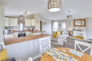 een keuken en een woonkamer met een aanrecht bij Kingfisher Lodge in Felton