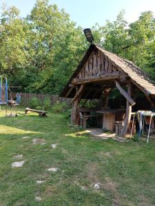 Agroturystyka LipoweWzgórze domek Danusia في Tereszpol: جناح خشبي مع طاولة نزهة في ساحة