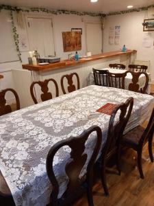 uma sala de jantar com uma mesa e algumas cadeiras em Aberdeen Arms Hotel Tarland em Tarland