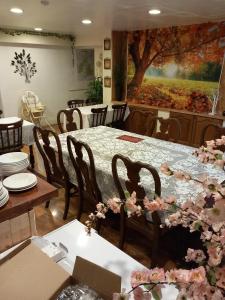 uma sala de jantar com uma mesa com flores em Aberdeen Arms Hotel Tarland em Tarland