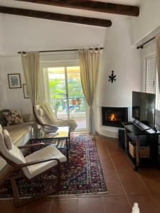 a living room with a couch and a fireplace at Casa al mare Aldea in Torrevieja