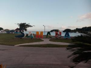 un parque con coloridos signos junto a un cuerpo de agua en Bungalow de Ballenas, en Punta Balandra