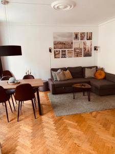 Centrally Located 4 Room Apartment في كوبنهاغن: غرفة معيشة مع أريكة وطاولة