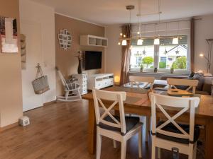 a kitchen and living room with a table and chairs at 190 Feriendomizil Nordlicht in Wilhelmshaven