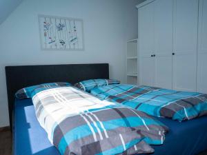 two beds sitting next to each other in a bedroom at 190 Feriendomizil Nordlicht in Wilhelmshaven