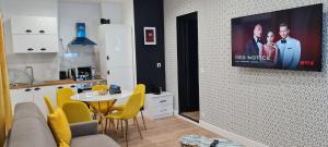 Kuchyňa alebo kuchynka v ubytovaní 158 - Urban Louis Vuitton Flat in Montorgueil