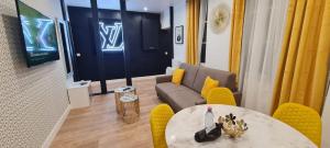 Televízia a/alebo spoločenská miestnosť v ubytovaní 158 - Urban Louis Vuitton Flat in Montorgueil