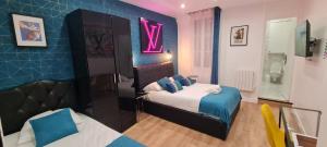 Posteľ alebo postele v izbe v ubytovaní 158 - Urban Louis Vuitton Flat in Montorgueil