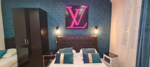 Posteľ alebo postele v izbe v ubytovaní 158 - Urban Louis Vuitton Flat in Montorgueil