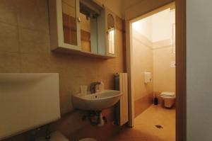 bagno con lavandino e servizi igienici di Airport Boulevard Guesthouse a Grassobbio