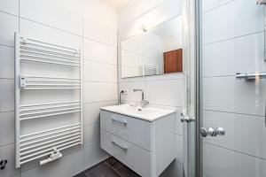 Koupelna v ubytování fewo1846 Strandresidenz Wassersleben - Nordi - komfortables Studioapartment mit Balkon und Meerblick
