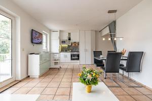 Kuchyň nebo kuchyňský kout v ubytování fewo1846 Strandresidenz Wassersleben - Nordi - komfortables Studioapartment mit Balkon und Meerblick