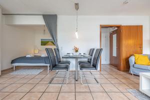 Posezení v ubytování fewo1846 Strandresidenz Wassersleben - Nordi - komfortables Studioapartment mit Balkon und Meerblick