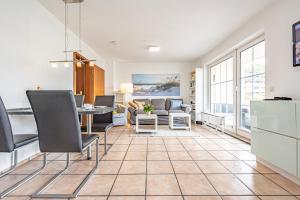 Posezení v ubytování fewo1846 Strandresidenz Wassersleben - Nordi - komfortables Studioapartment mit Balkon und Meerblick