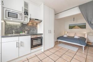 Kuchyň nebo kuchyňský kout v ubytování fewo1846 Strandresidenz Wassersleben - Nordi - komfortables Studioapartment mit Balkon und Meerblick