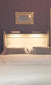 a bedroom with two beds and a wall with a mirror at FeWo im Sahneröschen in Magdeburg