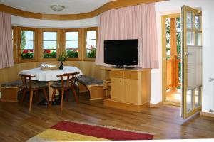 Televízia a/alebo spoločenská miestnosť v ubytovaní Lili's Appartements
