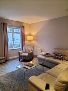 sala de estar con sofá y silla en Dolmen Apartment Carlingford Lough,Omeath, en Ó Méith