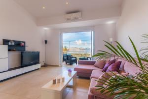 アルクーディアにあるIdeal Property Mallorca - Can Micaloのリビングルーム(ソファ、テレビ付)