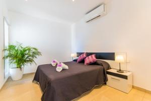 A bed or beds in a room at Ideal Property Mallorca - Can Micalo Még 28 kép