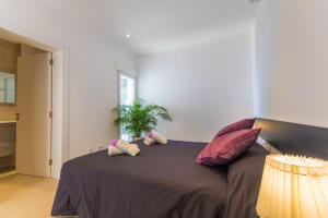 A bed or beds in a room at Ideal Property Mallorca - Can Micalo