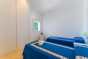 A bed or beds in a room at Ideal Property Mallorca - Can Micalo