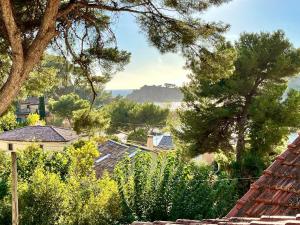 a view from the roof of a house with trees at Cabanon contemporain - Côte bleue - Calanque de la Redonne in Ensuès-la-Redonne