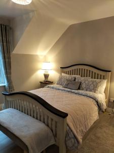 1 dormitorio con cama, lámpara y ventana en Dolmen Apartment Carlingford Lough,Omeath en Ó Méith