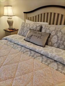 Una cama con una almohada que dice el único arrepentimiento en Dolmen Apartment Carlingford Lough,Omeath, en Ó Méith