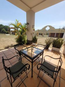 un patio con mesa y sillas en Hotel Pórtico Norte en Tartagal