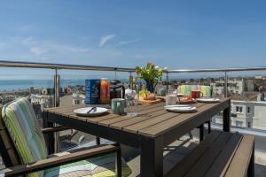 ブライトン＆ホーブにあるSeaBrighton Penthouse with private sea view roof terracesの木製テーブル、景色を望むバルコニー