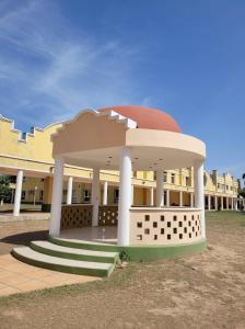 El edificio en el que está el hotel