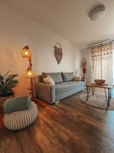 sala de estar con sofá y mesa en CARI APARTMENTS, Hillside, en Dolný Kubín