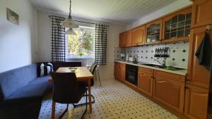 eine Küche mit einem Tisch und einem Esszimmer in der Unterkunft Ferienwohnung Schloss Burgk in Burgk