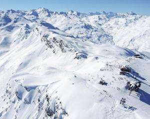 an aerial view of a snow covered mountain at Cosy Val Tho ski aux pieds in Val Thorens