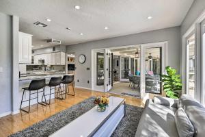 una cucina e un soggiorno con un divano e un tavolo di Luxe Palm Springs Home with Backyard Oasis! a Palm Springs