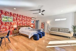 una camera da letto con un letto, un divano e un tavolo di Luxe Palm Springs Home with Backyard Oasis! a Palm Springs Altre 34 foto