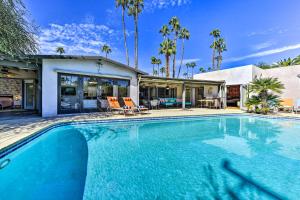 una piscina davanti a una casa di Luxe Palm Springs Home with Backyard Oasis! a Palm Springs