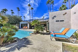 una piscina con una sedia accanto a una casa di Luxe Palm Springs Home with Backyard Oasis! a Palm Springs