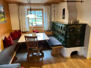 Kuchyň nebo kuchyňský kout v ubytování Wörglerhof's Hüttenapartments mit Kachelofen
