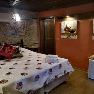 Ένα ή περισσότερα κρεβάτια σε δωμάτιο στο Demeter Rose Stonehouse Pansion