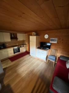 Kuchyň nebo kuchyňský kout v ubytování Wörglerhof's Hüttenapartments mit Kachelofen