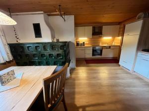 Kuchyň nebo kuchyňský kout v ubytování Wörglerhof's Hüttenapartments mit Kachelofen
