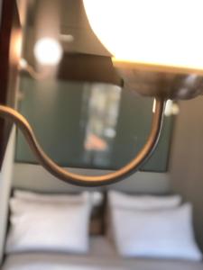 um close-up de uma lâmpada sobre uma mesa em D. Apartments em Kalamata