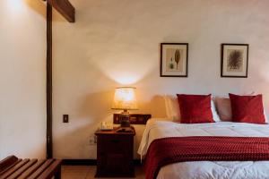 佩德拉阿祖爾的住宿－Pousada Pedra Azul，一间卧室配有一张床和一张桌子上的台灯
