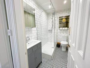 La salle de bains est pourvue d'un lavabo, d'une douche et de toilettes. dans l'établissement 1 Bed Character Filled Glasgow Apartment, à Glasgow