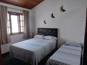 a bedroom with two beds and a window at Uma PAUSA na sua vida, com: sol, praia e sossego! in Cabo Frio +15 photos