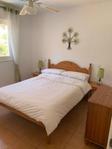 ein Schlafzimmer mit einem großen Bett mit weißer Bettwäsche in der Unterkunft Casa Estrella in Mojácar