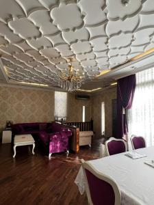 uma sala de estar com um sofá e um lustre em Villa Mini Garden em Baku